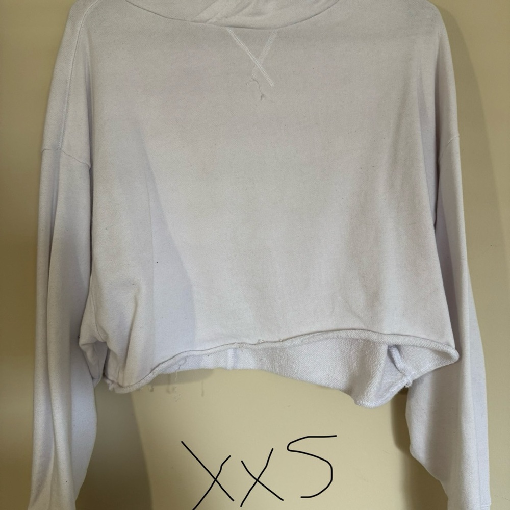 Fabletics White Cropped Sweatshirt with Long Sleeves and Boxy Style